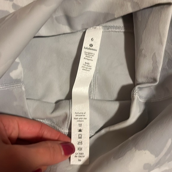 Lululemon Leggings Size 6 White/Gray Camo - Picture 3 of 3